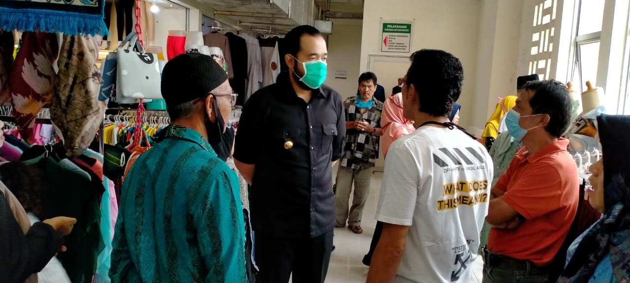 Walikota Fadly Amran saat bersilaturahmi dengan pedagang pasar induk Padang Panjang.